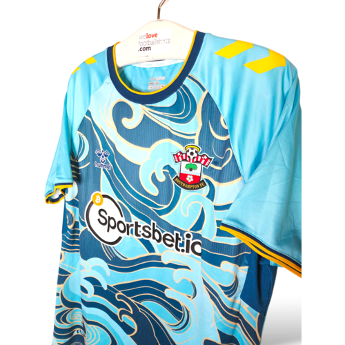 Hummel Origineel retro vintage voetbalshirt Southampton 2022/23 Hummel Origineel retro vintage voetbalshirt Southampton 2022/23