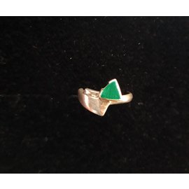 Silver ring with triangle in malachite