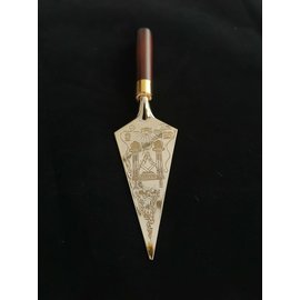 Decorative trowel with engraving