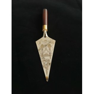 Decorative trowel with engraving