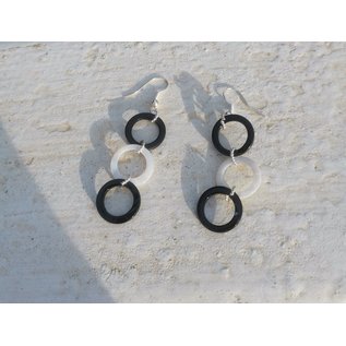 Boucles d'oreilles 3 cercles nacre noire