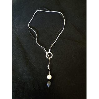 collier avec sphère en céramique et pierre semi-précieuse blanche