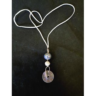 Collier boule en céramique avec rosace et détail argenté