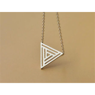 collar geométrico triángulo abierto