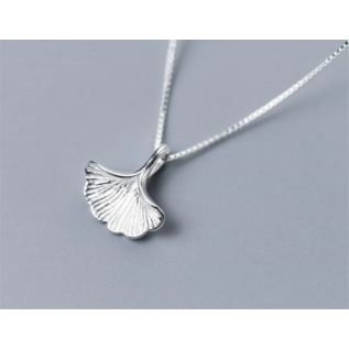 collier avec feuille de ginko