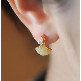 Gold ginko earring with pearl