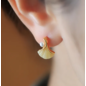 Boucle d'oreille ginko dorée avec perle