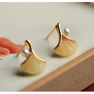 Gold ginko earring with pearl