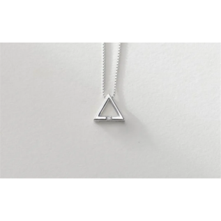 Ketting met open driehoek en zirkonia.