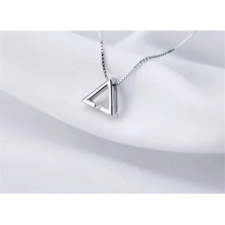 Ketting met open driehoek en zirkonia.