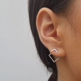 Boucle d'oreille triangle ouvert avec carré