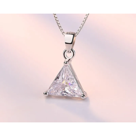 Ketting met open driehoek en zirkonia.