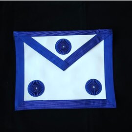Apron with 3 "open" rosettes