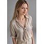 • Collar de plata de ley con tres hojas grandes de ginkgo.