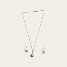 Parure en argent sterling 925 avec collier et boucles d'oreilles ornés d'une pierre brute cubique.