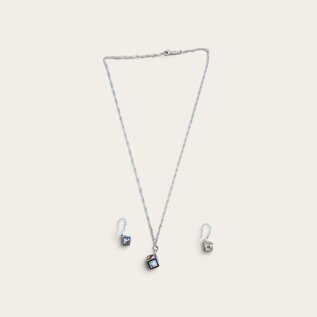 Conjunto de plata de ley de collar y pendientes con una piedra bruta cúbica.