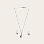 Conjunto de plata de ley de collar y pendientes con una piedra bruta cúbica.