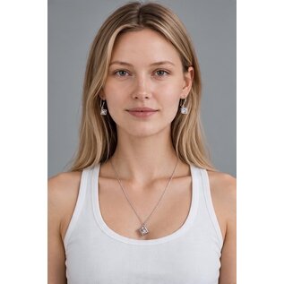Conjunto de plata de ley de collar y pendientes con una piedra bruta cúbica.