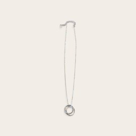 Collar de plata de ley con tres círculos entrelazados.
