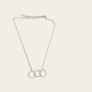 Collier en argent sterling avec trois cercles entrelacés.