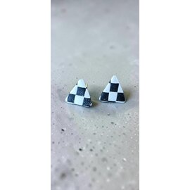 Pendientes artesanales de arcilla con diseño de tablero de ajedrez en blanco y negro y cierre de mariposa.