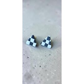 Pendientes artesanales de arcilla con diseño de tablero de ajedrez en blanco y negro y cierre de mariposa.