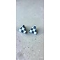 Boucles d'oreilles artisanales en argile avec motif damier noir et blanc et fermoir poussette papillon.