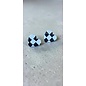 Pendientes artesanales de arcilla con diseño de tablero de ajedrez en blanco y negro y cierre de mariposa.