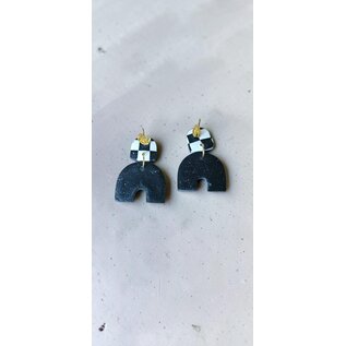Boucles d'oreilles pendantes artisanales en argile en 2 parties avec motif damier noir et blanc et fermoir poussette papillon. - Copy