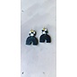 Boucles d'oreilles pendantes artisanales en argile en 2 parties avec motif damier noir et blanc et fermoir poussette papillon. - Copy