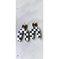 • endientes colgantes artesanales de arcilla en 2 partes con diseño de tablero de ajedrez en blanco y negro y cierre de mariposa.