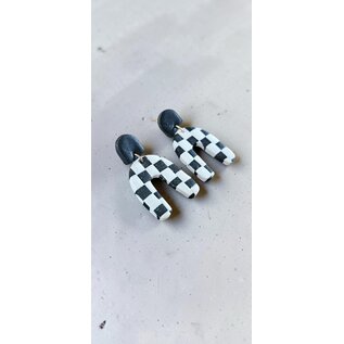 • endientes colgantes artesanales de arcilla en 2 partes con diseño de tablero de ajedrez en blanco y negro y cierre de mariposa.