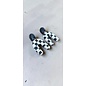 Boucles d'oreilles pendantes artisanales en argile en 2 parties avec motif damier noir et blanc et fermoir poussette papillon.