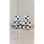 Boucles d'oreilles pendantes artisanales en argile en 2 parties avec motif damier noir et blanc et fermoir poussette papillon.