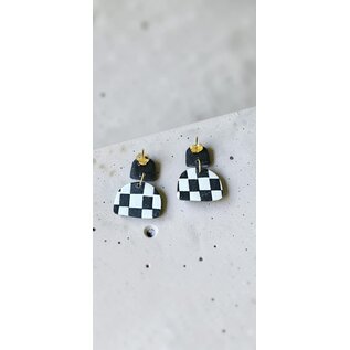 Boucles d'oreilles pendantes artisanales en argile en 2 parties avec motif damier noir et blanc et fermoir poussette papillon.