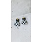 endientes colgantes artesanales de arcilla en 2 partes con diseño de tablero de ajedrez en blanco y negro y cierre de mariposa.