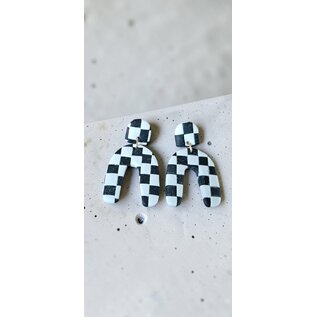 Boucles d'oreilles pendantes artisanales en argile en 2 parties avec motif damier noir et blanc et fermoir poussette papillon.