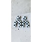 endientes colgantes artesanales de arcilla en 2 partes con diseño de tablero de ajedrez en blanco y negro y cierre de mariposa.