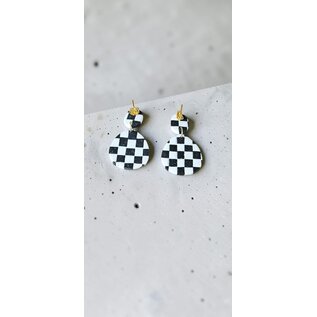 Boucles d'oreilles pendantes artisanales en argile en 2 parties avec motif damier noir et blanc et fermoir poussette papillon.