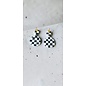 Boucles d'oreilles pendantes artisanales en argile en 2 parties avec motif damier noir et blanc et fermoir poussette papillon.