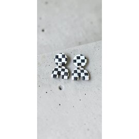 Boucles d'oreilles pendantes artisanales en argile en 2 parties avec motif damier noir et blanc et fermoir poussette papillon.