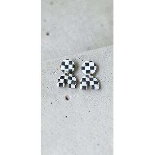 Boucles d'oreilles pendantes artisanales en argile en 2 parties avec motif damier noir et blanc et fermoir poussette papillon.
