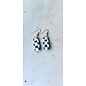 Boucles d'oreilles pendantes artisanales en argile avec motif damier noir et blanc.