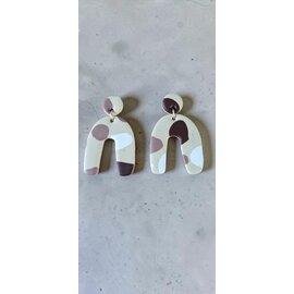Pendientes artesanales de arcilla con diseño de terrazo.