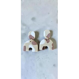 Pendientes artesanales de arcilla con diseño de terrazo.