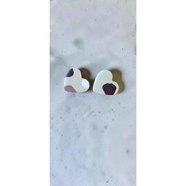 Handgefertigte Ton-Ohrringe mit Terrazzo-Muster.