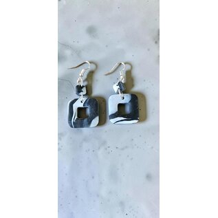 Pendientes artesanales de arcilla con efecto mármol.
