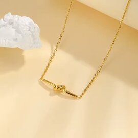 Edelstahlkette mit einem „Bruderkette“-Symbolanhänger.