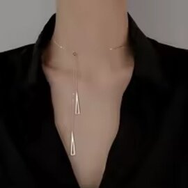 Collier ras-de-cou ajustable avec deux triangles allongés.