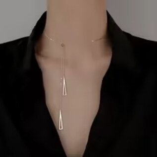 Collier ras-de-cou ajustable avec deux triangles allongés.